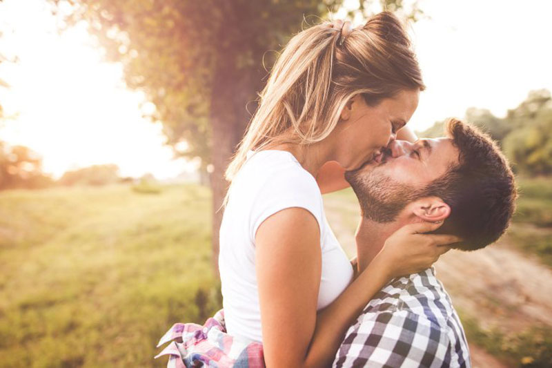 Comment savoir s’il m’aime : Tous les signes à connaître !
